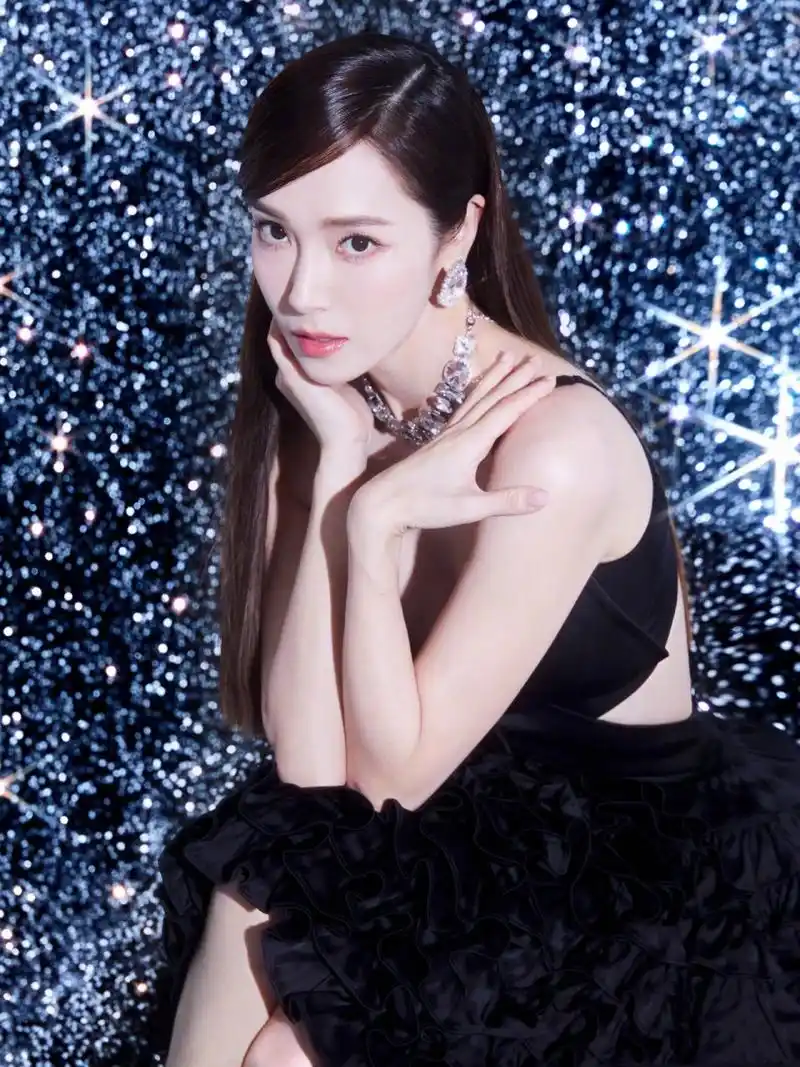 蝴蝶结吊带展现性感身材. #明星动态# #明星穿搭# #郑秀妍