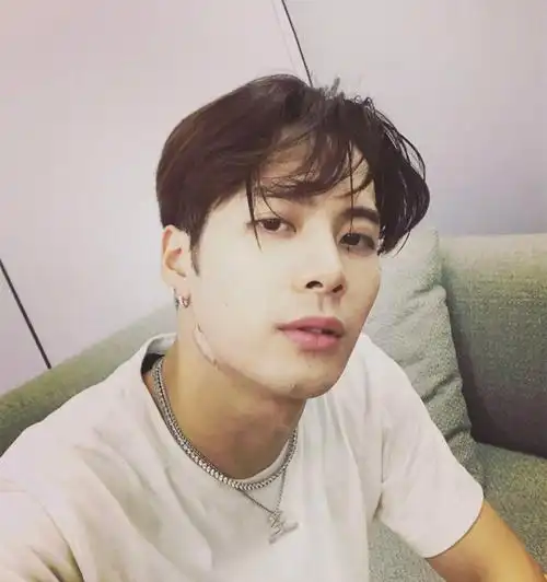 今日热门人物:王嘉尔|《梦想的声音》巅峰歌会今晚唱响 改编《安静》