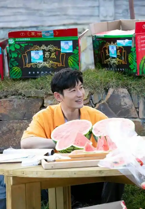 44岁黄晓明真年轻,穿橘黄色短袖衬衫录节目,清爽减龄不油腻