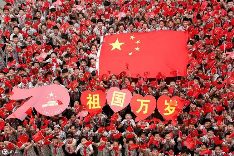 祝福祖国串词怎么写(关于赞美的简短字词句字)