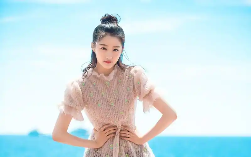 活力时尚关晓彤壁纸_俏皮活力的关晓彤