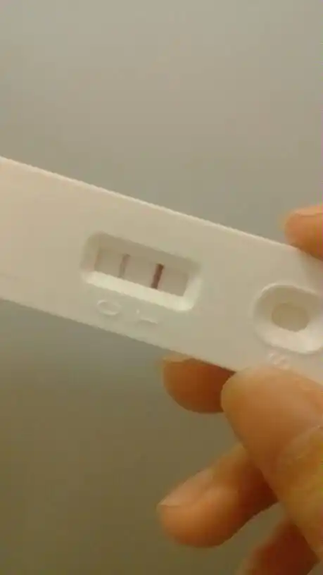 你提供的检查结果提示有怀孕的可能,但是测试线偏淡,有假怀孕的可能