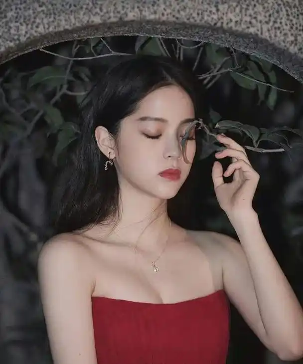 欧阳娜娜一字肩锁骨杀,性感迷人!