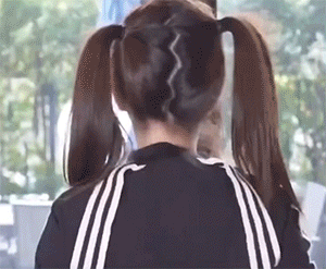 虽然按比例来说,比较常见的梳双马尾的肯定小女孩居多……  但,成年人