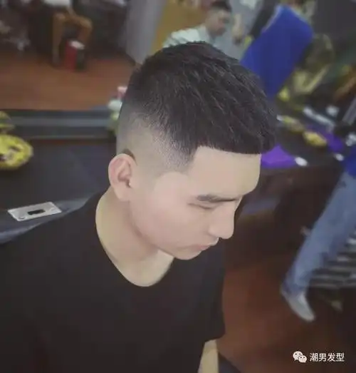 2,瓜子头发型在秋冬季节,男生剪一款精简自然短发也是可以把个人的