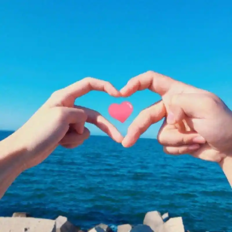 各种比心手势图片 提示:长按头像图片可放大或保存到本地