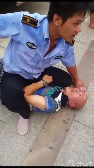 资溪县城管打人致市民休克因查非法营运起冲突