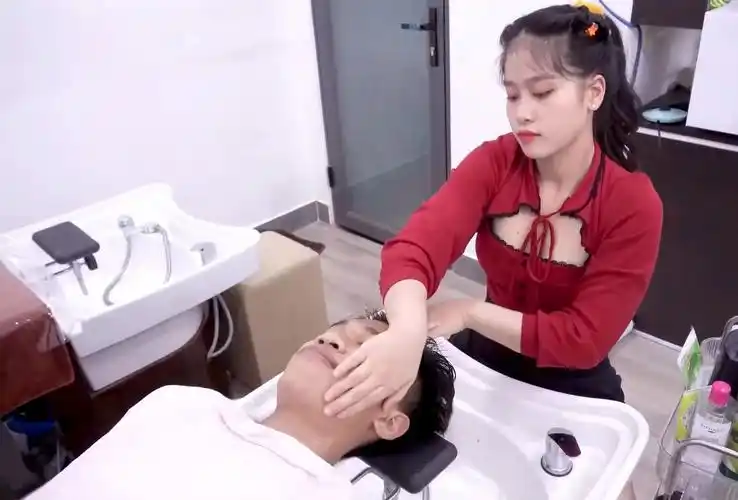 【越南理发馆】新面孔的洗头妹妹,风格和那一位截然不同 04