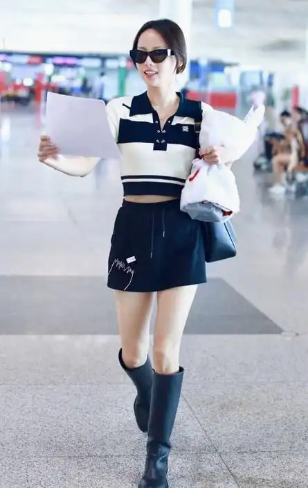 张嘉倪亮相北京机场她的完美身材和时尚搭配让人目不转睛