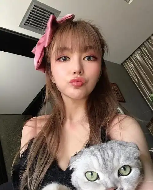 被传分手后周扬青首晒照,穿蕾丝吊带秀身材,戴粉红蝴蝶结扮嫩_网易订