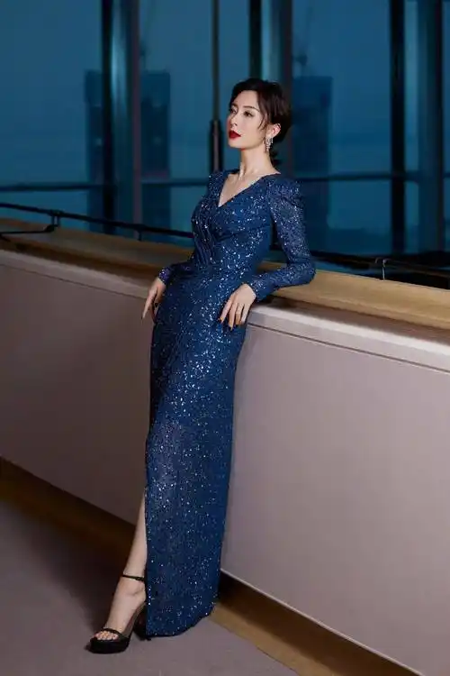 陈数很有"商圈精英"女神范,穿黑色抹胸连衣裙亮相,高贵优雅