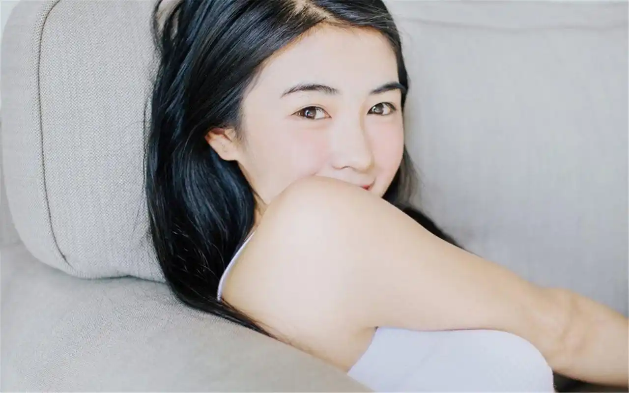 素颜美女居家清新摄影高清电脑桌面壁纸下载