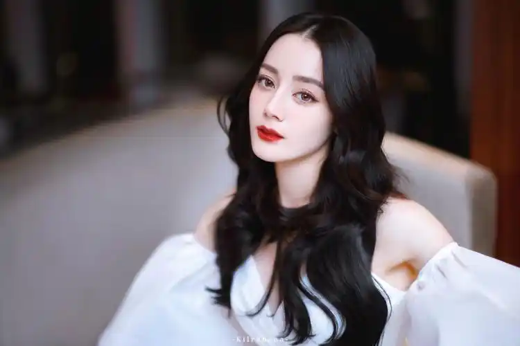 迪丽热巴白色仙女裙,今天是仙气飘飘白雪公主迪