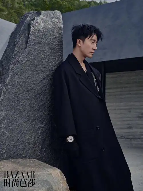 黄轩时尚芭莎七月刊封面白衬衫清爽绅士侧颜和背影都很绝