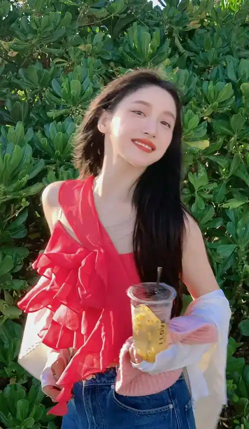 姜贞羽玫红抹胸随性写真_度假_设计_阳光为