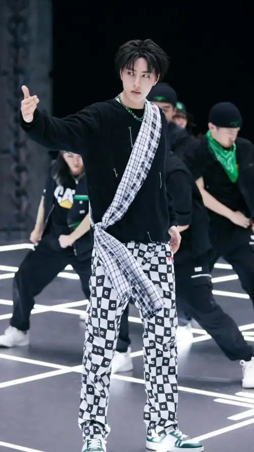 王一博74街舞474吃个火锅也不能好好吃看把孩子吓得