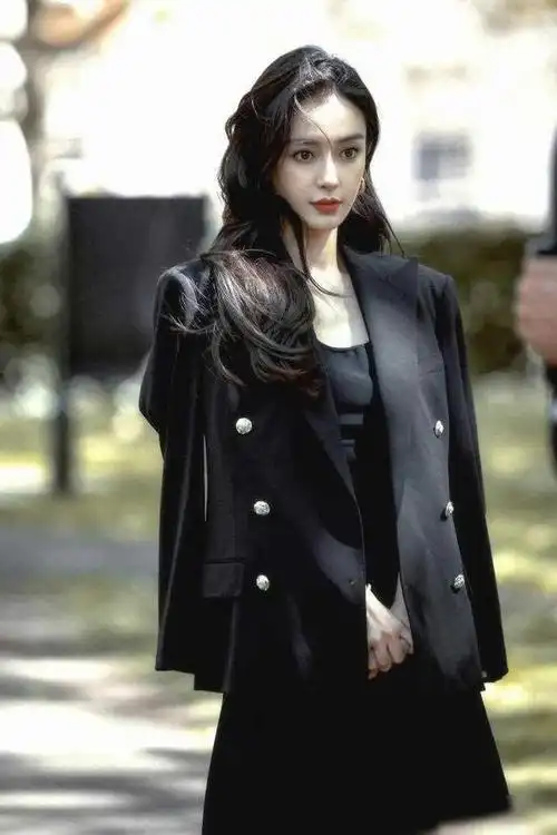 angelababy最美造型 还是西装红唇