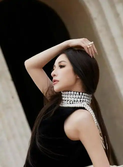 40岁的萧亚轩越来越会穿,好身材挡不住,轻熟御姐范儿很迷人