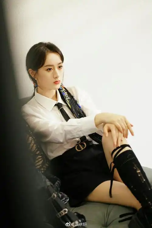袁冰妍黑白搭配不微笑