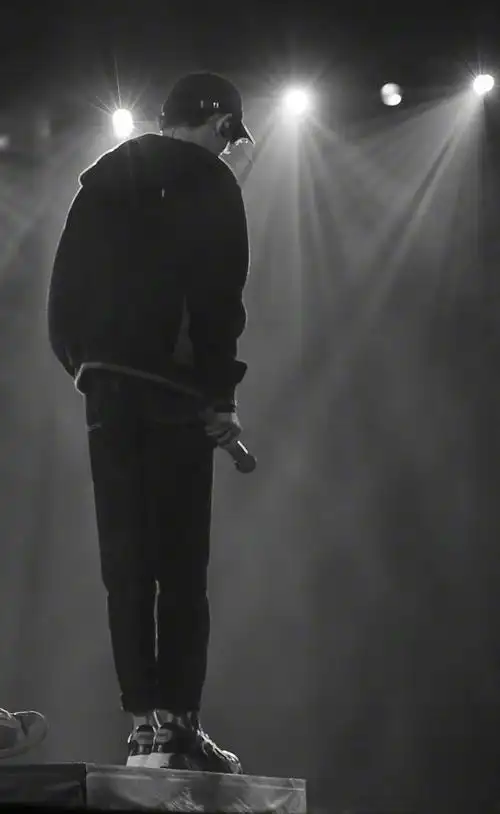 tfboys分享200518易烊千玺背影杀人未能相见也甘愿追随