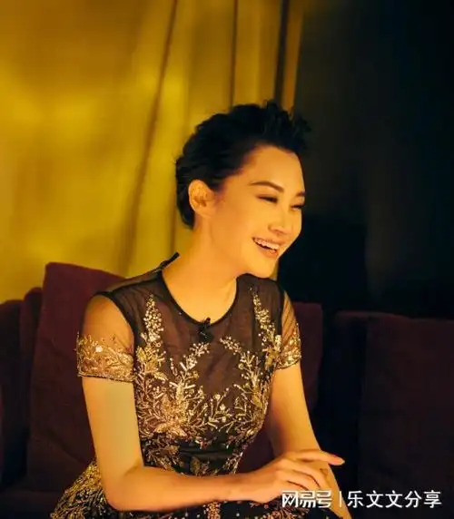 52岁的许晴太魅力了身穿深v连衣裙展现完美身形女人味十足