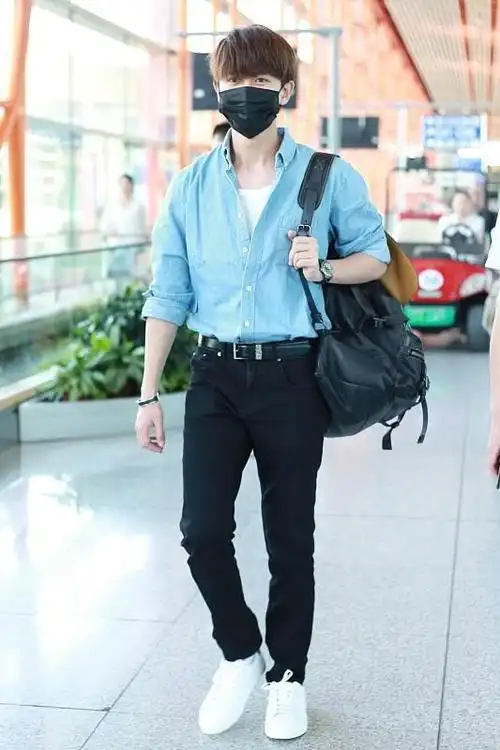 国超哥也挺潮任嘉伦叠穿花衬衫很时尚男生们快学起来