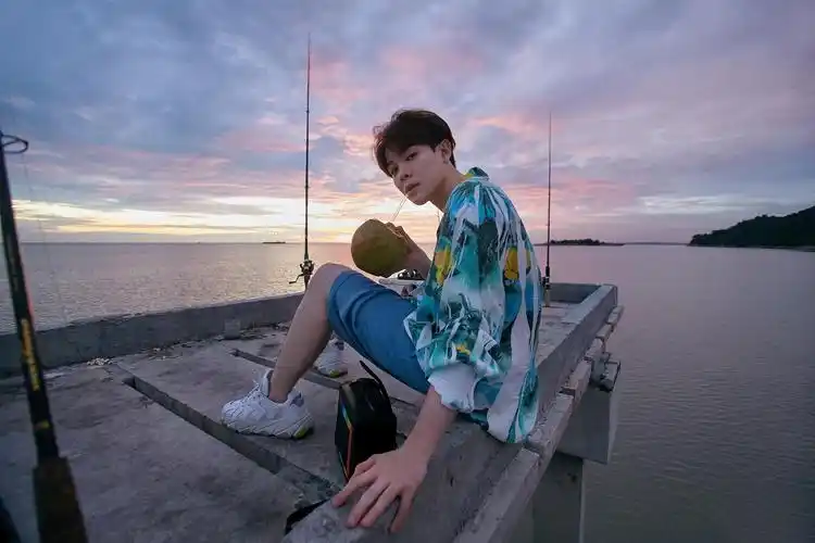 尤长靖 落日沙滩,海风拂面,夏日限定衬衫男孩!_高清图集_新浪网