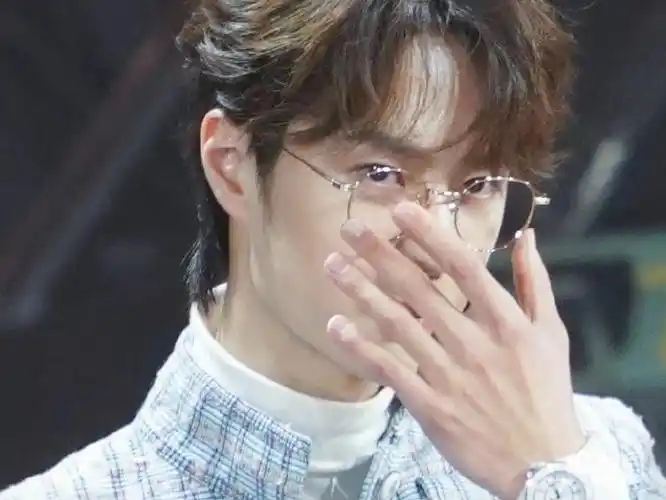 王一博的手真的好大