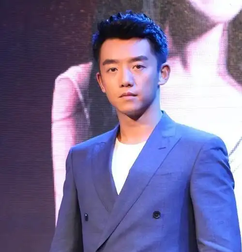 苗苗深夜晒卷发视频脖子上草莓明显网友郑恺你小子真行