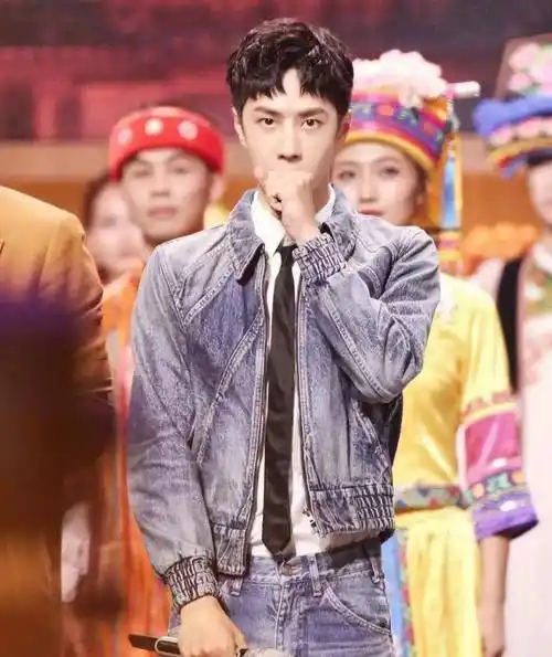 王一博诠释青春:无框眼镜配劈叉刘海,好纯净的少年_什么_样子_状态