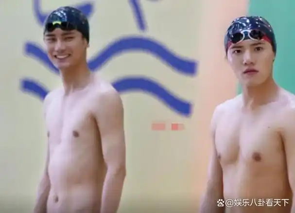 回顾没对比就没伤害,同样是秀上半身,道具型男和真肌肉差距明显