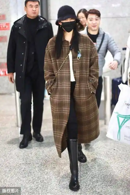 关晓彤真懂时尚,"茧型大衣"配骑士靴,复古时尚气质不俗_款式_造型
