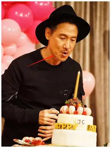 59岁张学友庆生,胡子花白脸上皱纹明显,状态很真实__财经头条