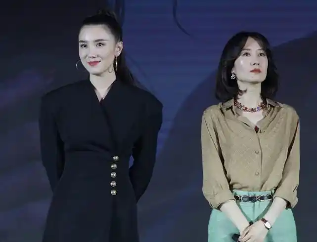 刘敏涛御姐气十足,衬衫阔腿裤秀黄金比,和高6cm宋佳同框也不输