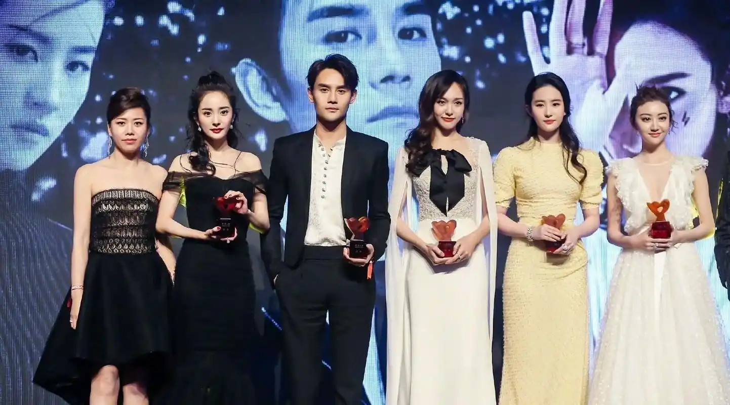 芭莎慈善夜大合照出来的时候还会视频一出来 造成了所有女明星出席