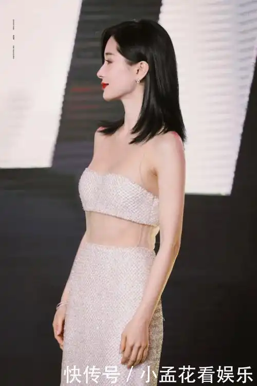 发现自己的毛默默的变成这个样子",照片中的王子文妖娆美丽,气质突出