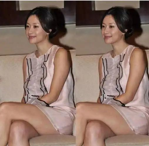 徐静蕾穿普通的裙子亮相,也一样美出天际,坐姿端庄像成熟女神_腾讯