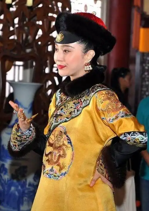 范冰冰最新龙袍装现身(1)_明星婚恋_光明网(组图)