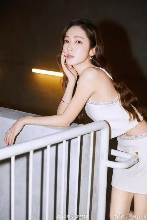 郑秀妍穿露腰装拍楼梯间大片妆容精致皮肤白皙身材好