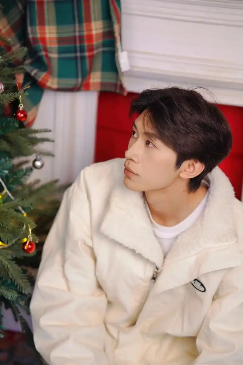 循环的圆   不循环的缘.#王源氛围感写真图 #男生写真 - 抖音