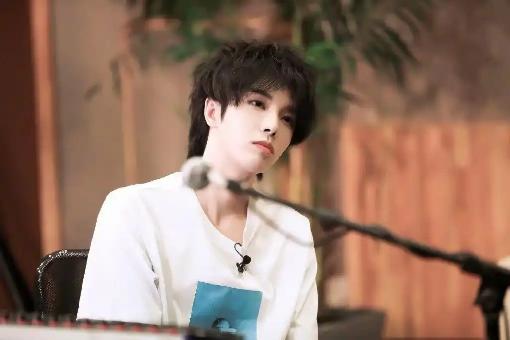 华晨宇壁纸:一起回顾那些hcy148成员的神仙live,你更喜欢哪个?