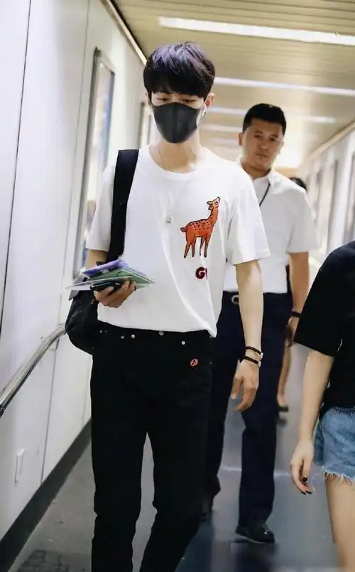 被娱乐圈耽误的设计师!肖战夏日造型,每一身都有很多穿搭小技巧