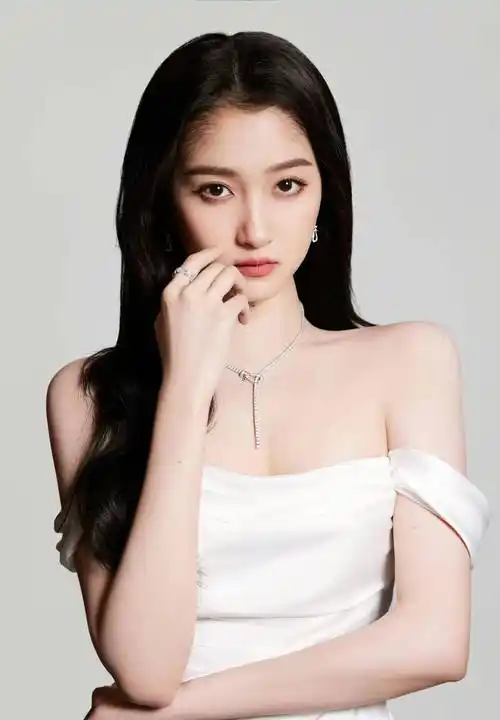 关晓彤再次变美,身穿白色缎面一字肩连衣裙,温柔优雅!_时尚_身材_风格