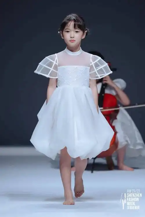 小模特们身穿白色纱裙,周身洋溢着活泼灵动的气息,赤脚踏上t台,眼角