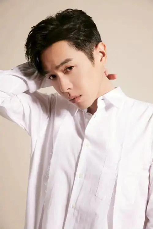 张若昀生日白衬衫写真##张若昀生日评论区