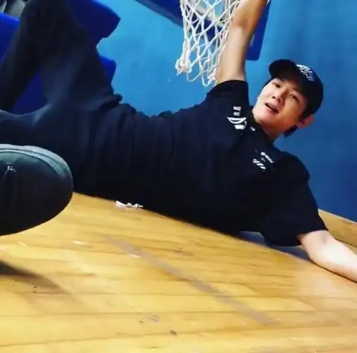 同一个篮球,不同一个边伯贤罢了,以后拍摄打篮球,记得帮啵啵虎从上