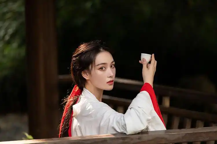 张馨予红裙白衣演绎古风侠女 执笔泼墨林中饮酒英气十足