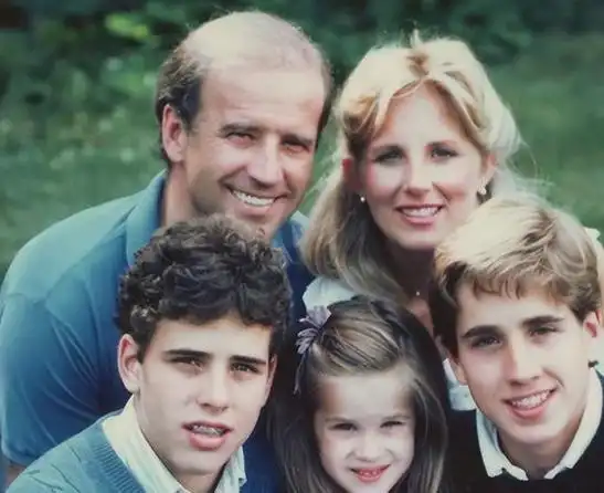 80岁拜登墓地伤怀妻子和小女儿车祸去世50年大儿子也葬在这里