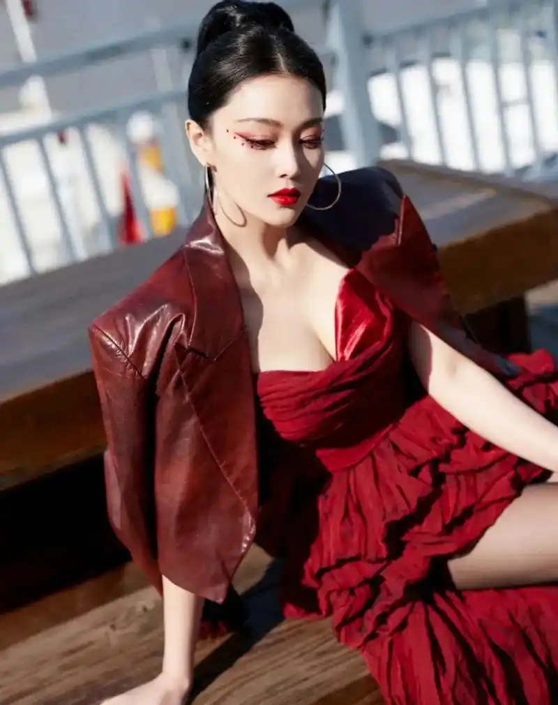 张馨予大红色抹胸裙风情万种妩媚女人味十足写真!