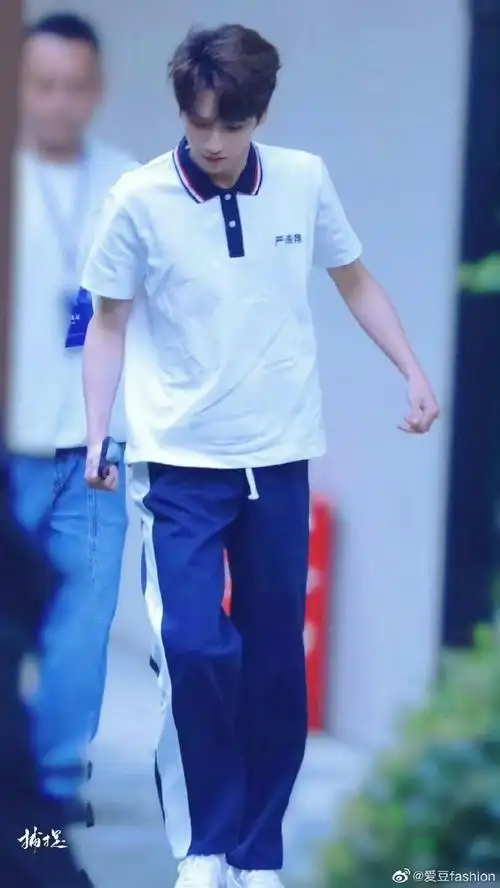 严浩翔超话#严浩翔穿校服#严浩翔穿校服真的好帅,连背影都好好看,是我